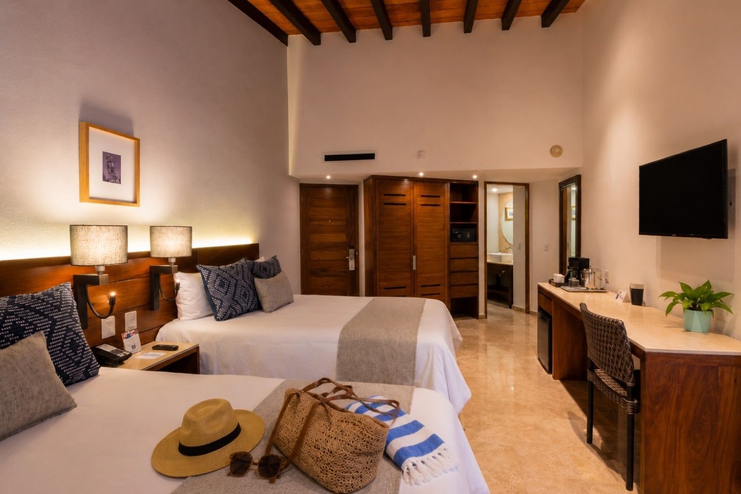 Habitación familiar de Buenaventura Grand Hotel & Great Moments preparada para unas vacaciones de verano inolvidables en Puerto Vallarta.