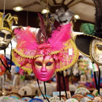 Masken hängen beim Karneval der Kulturen in der Nähe der Titanic Hotels in Berlin