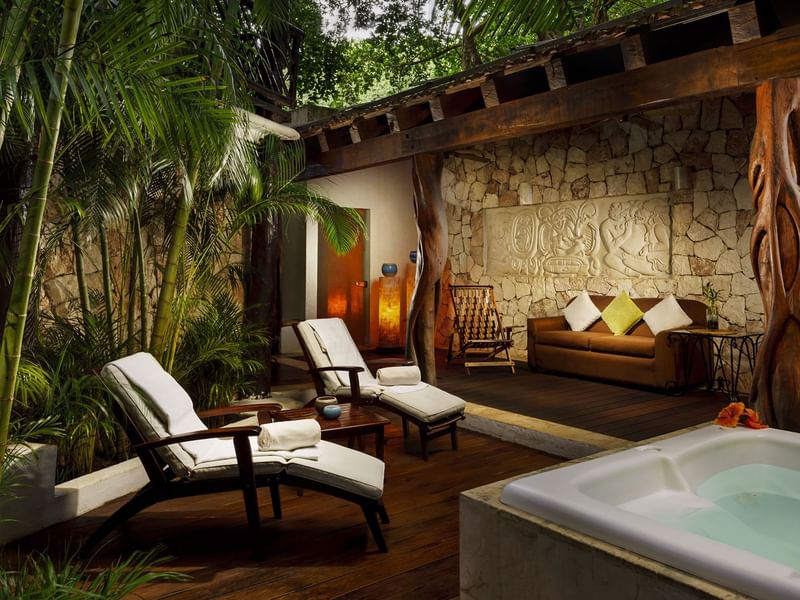 Jacuzzi with lounge beds in Yaax spa at The Reef Playacar
