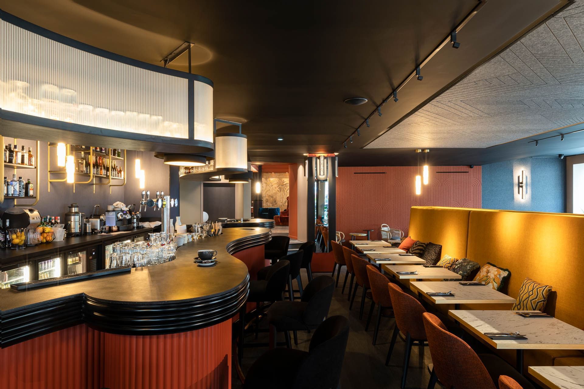 Coin repas et comptoir de bar à l'Oceania Le Conti Brest