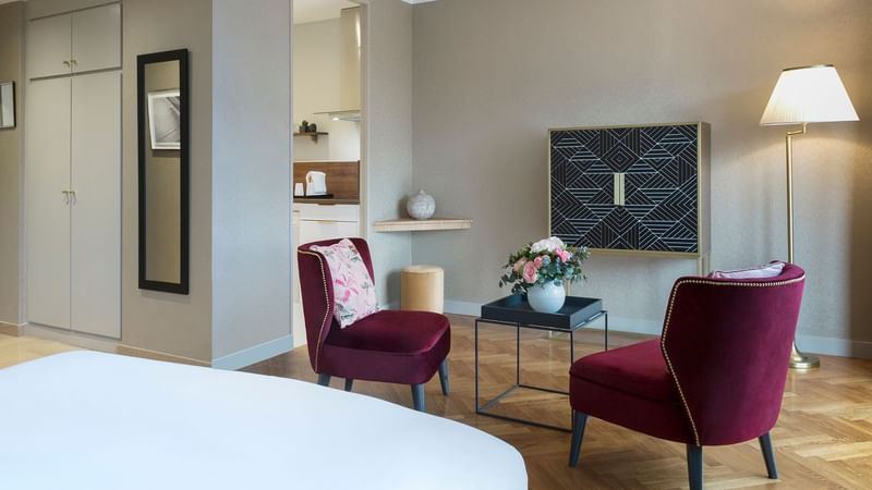 The sitting area of the Deluxe Room at Warwick Reine Astrid - Lyon