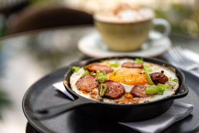 Primer plano de un plato servido en hoteles Bluedoors