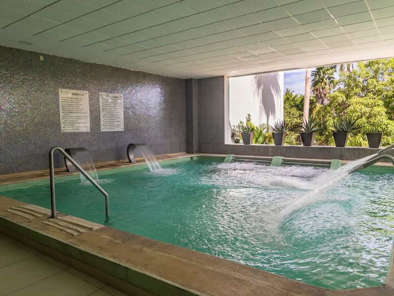 Piscina interior con chorros de agua en Fiesta Americana Riviera Nayarit Resort & Spa.