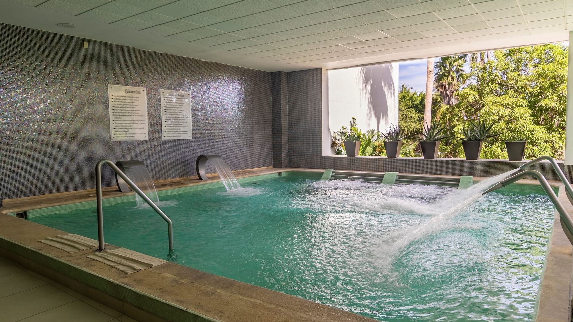 Piscina interior con chorros de agua en Fiesta Americana Riviera Nayarit Resort & Spa.