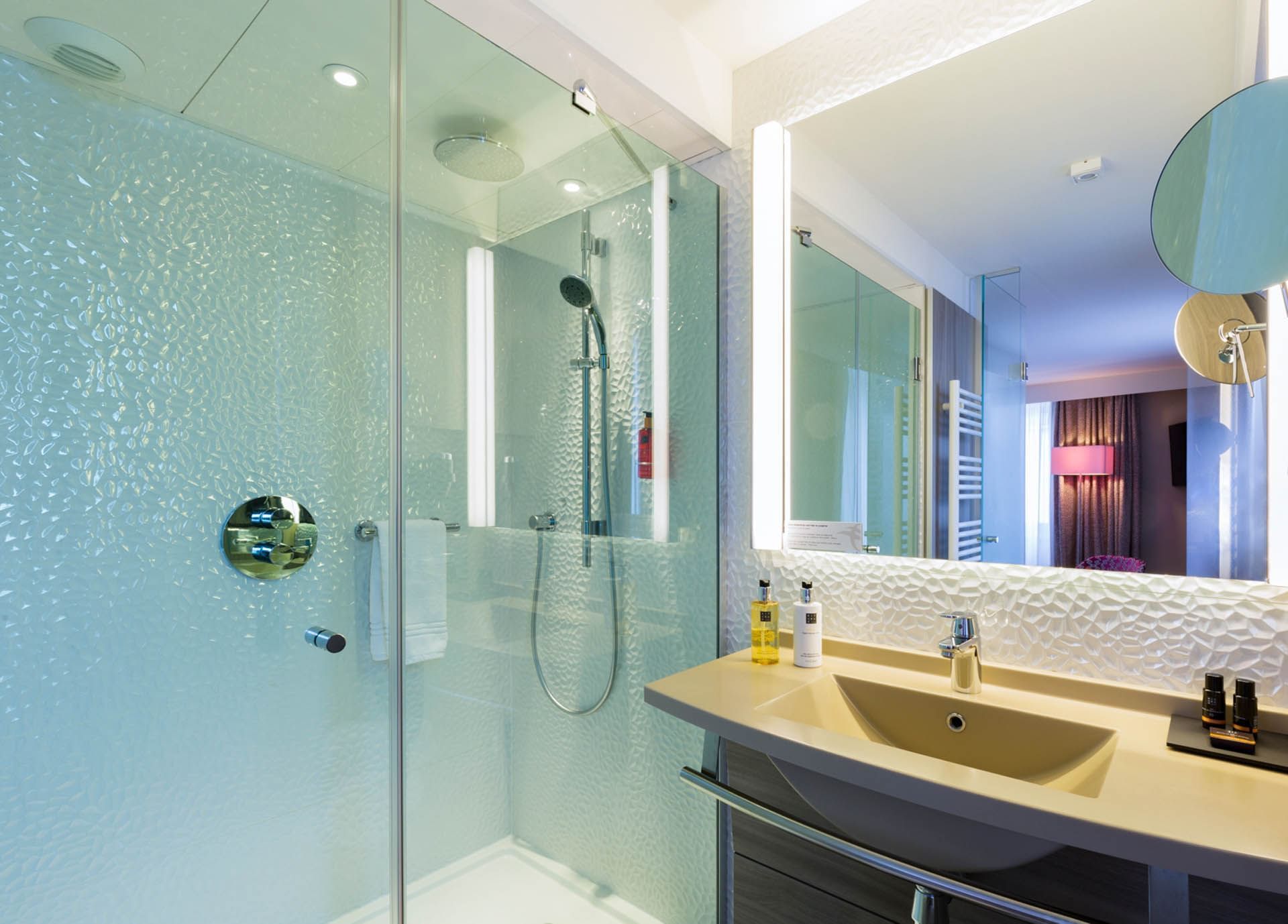 Coin lavabo avec produits de bain, Oceania Hôtel de France Nantes