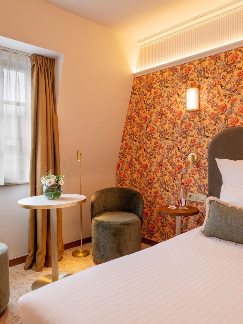 Classic Kamer met tweepersoonsbed, fleurige bloemenbehang en zithoek bij Warwick Brussels Grand-Place in Brussel