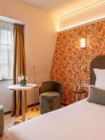 Classic Kamer met tweepersoonsbed, fleurige bloemenbehang en zithoek bij Warwick Brussels Grand-Place in Brussel