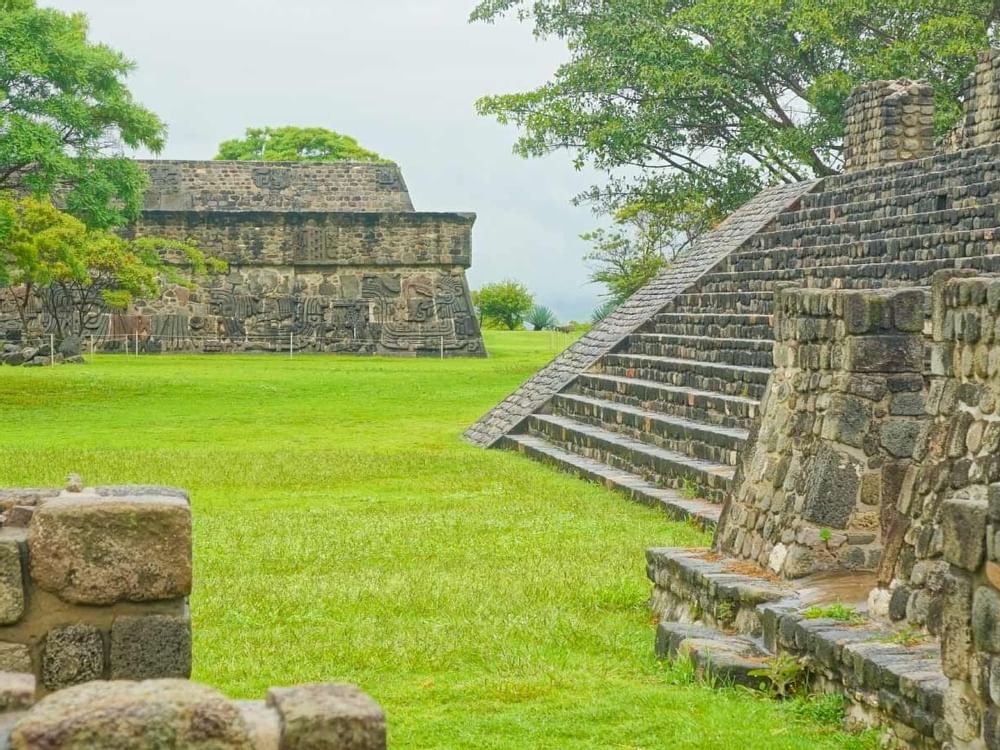 Zona Arqueológica de Xochicalco cerca de los Hoteles Fiesta Americana