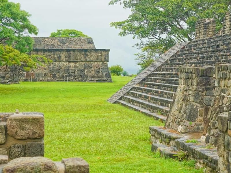 Zona Arqueológica de Xochicalco cerca de los Hoteles Fiesta Americana