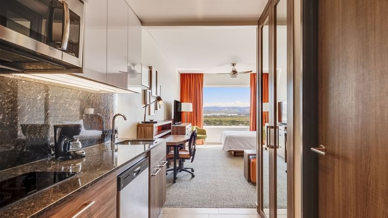 Modern Kitchen area and a work desk in Suite Queen at Fiesta Inn Suites Aeropuerto del Bajío Silao