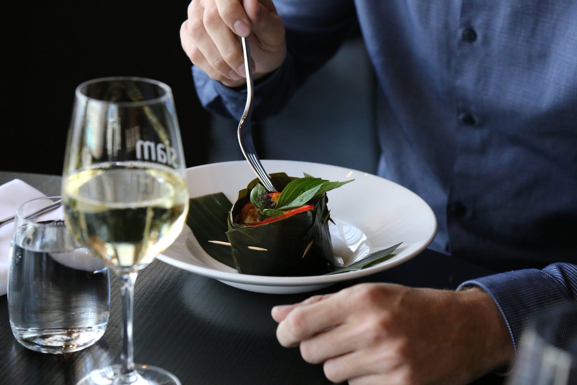 Personne mangeant un plat avec une fourchette au Warwick Le Crystal Montreal