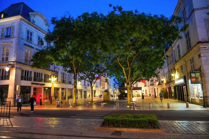 Une rue animée de la ville la nuit près des Hôtels Oceania