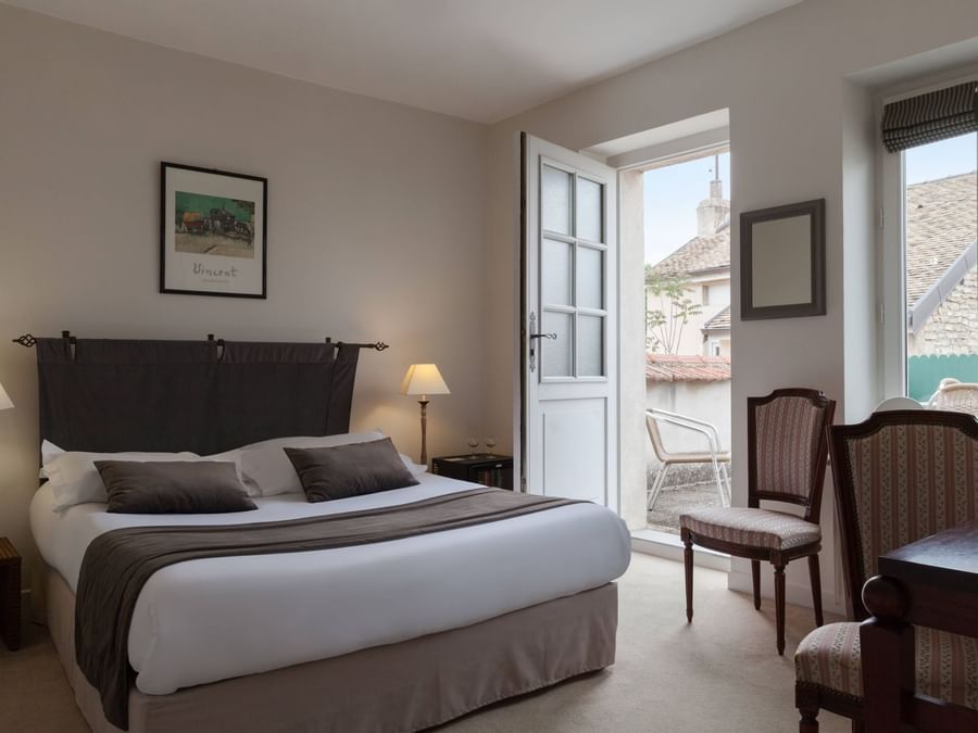 Bed & furniture in a room at Hotel de la Paix