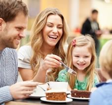 A family enjoying cake at Rosen Inn Universal