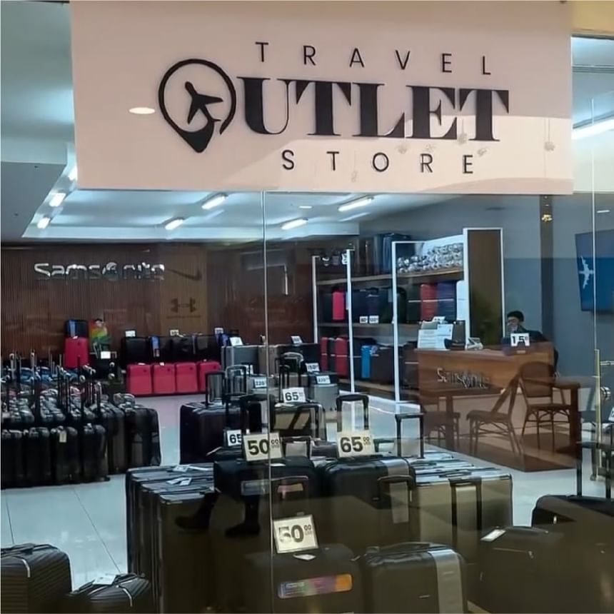 Interior de Travel Outlet Store con maletas coloridas, expositores y mostrador Samsonite en Megapolis Hotel Panama