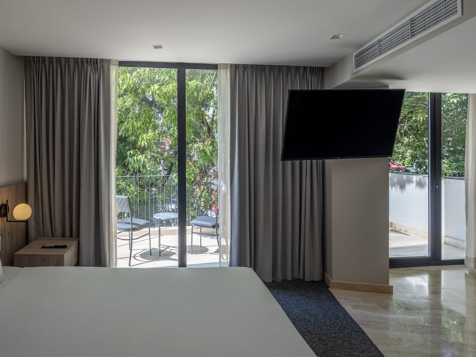 Habitación Deluxe Single con terraza y vista a los árboles en Elements by Marquis Ciudad de México.