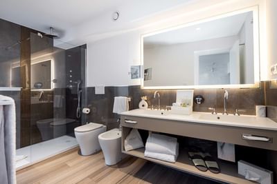 Bathroom with shower, mirror & basin at Sublimis Boutique Hotel Camogli