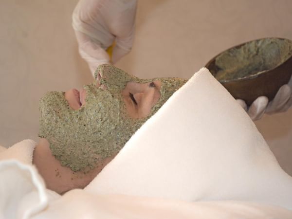 Close de um tratamento facial em um spa no Iguazu Grand Resort