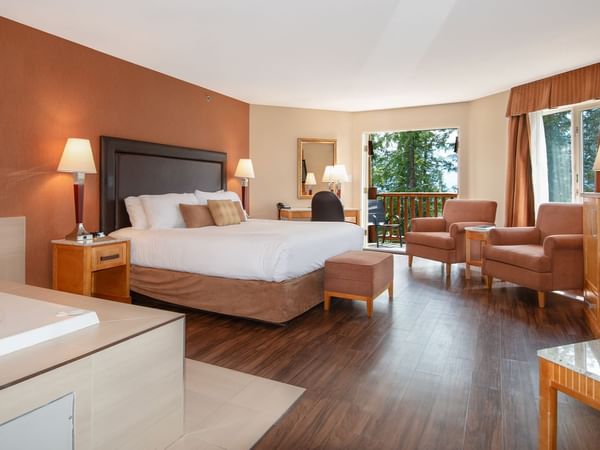 Hotel suite with king bed and a jetted tub