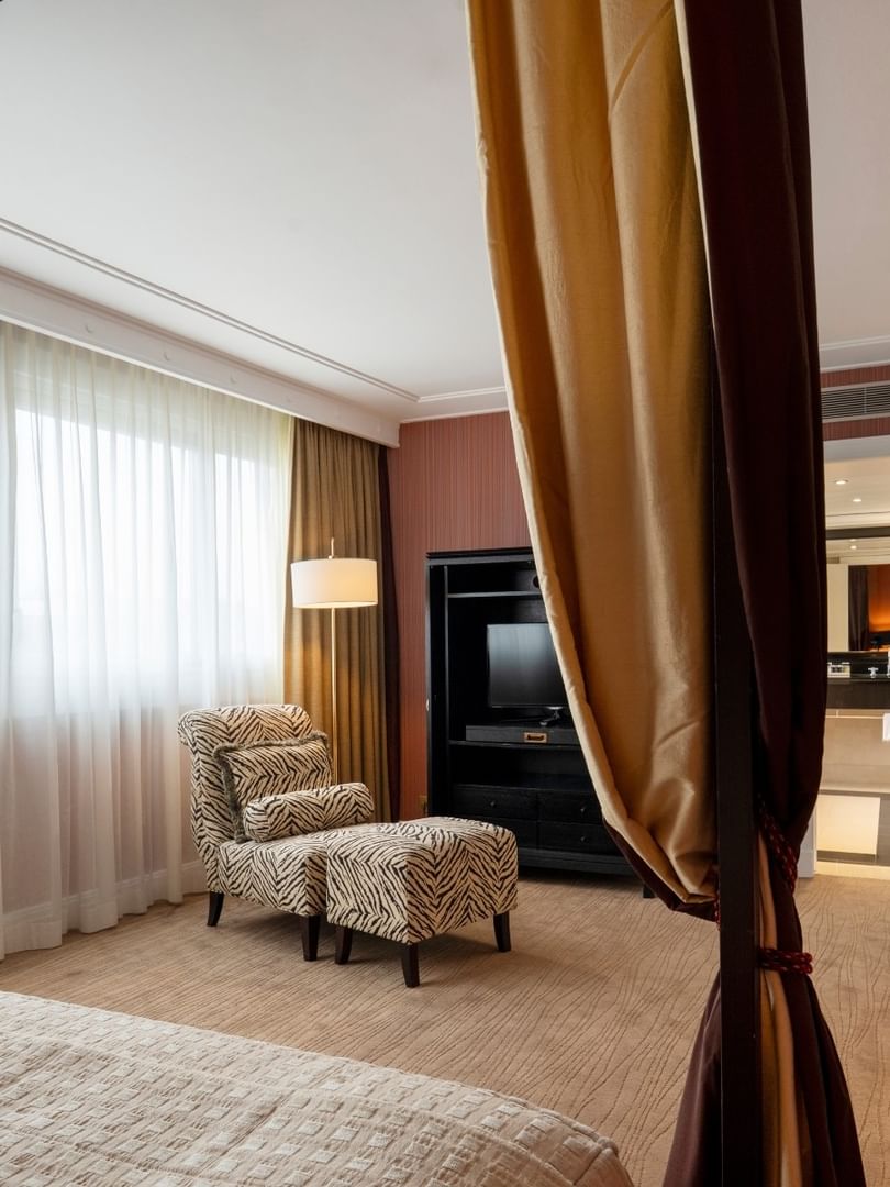 Intérieur raffiné de la suite présidentielle, avec coin chambre et coin salon, au Warwick Champs-Élysées à Paris.
