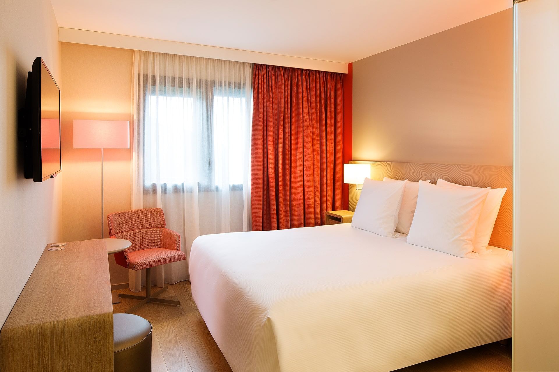 Lit king, TV et bureau dans une chambre à Oceania Paris Roissy CDG