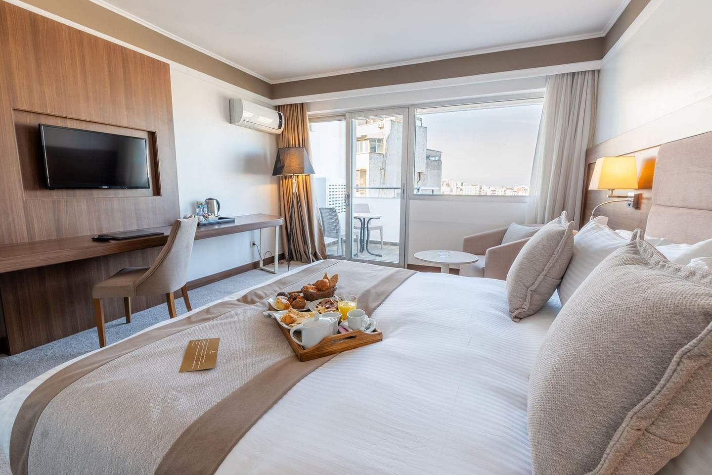 Chambre d'hôtel luxueuse avec balcon et petit-déjeuner servi en Kenzi Basma
