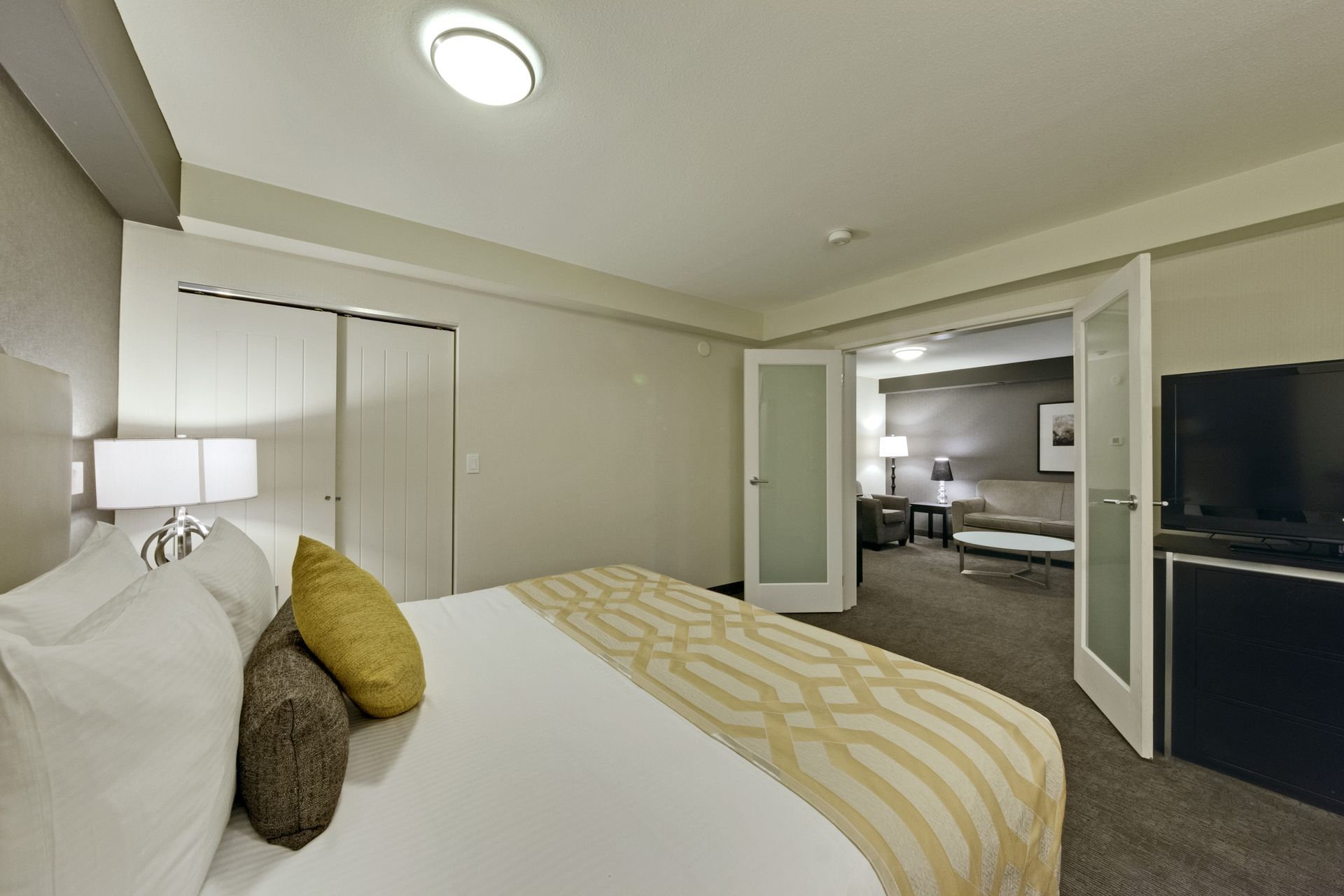 Coast-Kamloops-Premium-Suite-1-King-Parlour 2