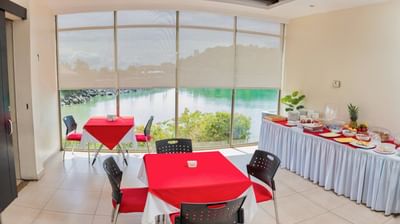 Restaurant con vista al lago y ventanales a las tranquilas aguas en el hotel con vista The Beach House de Panamá