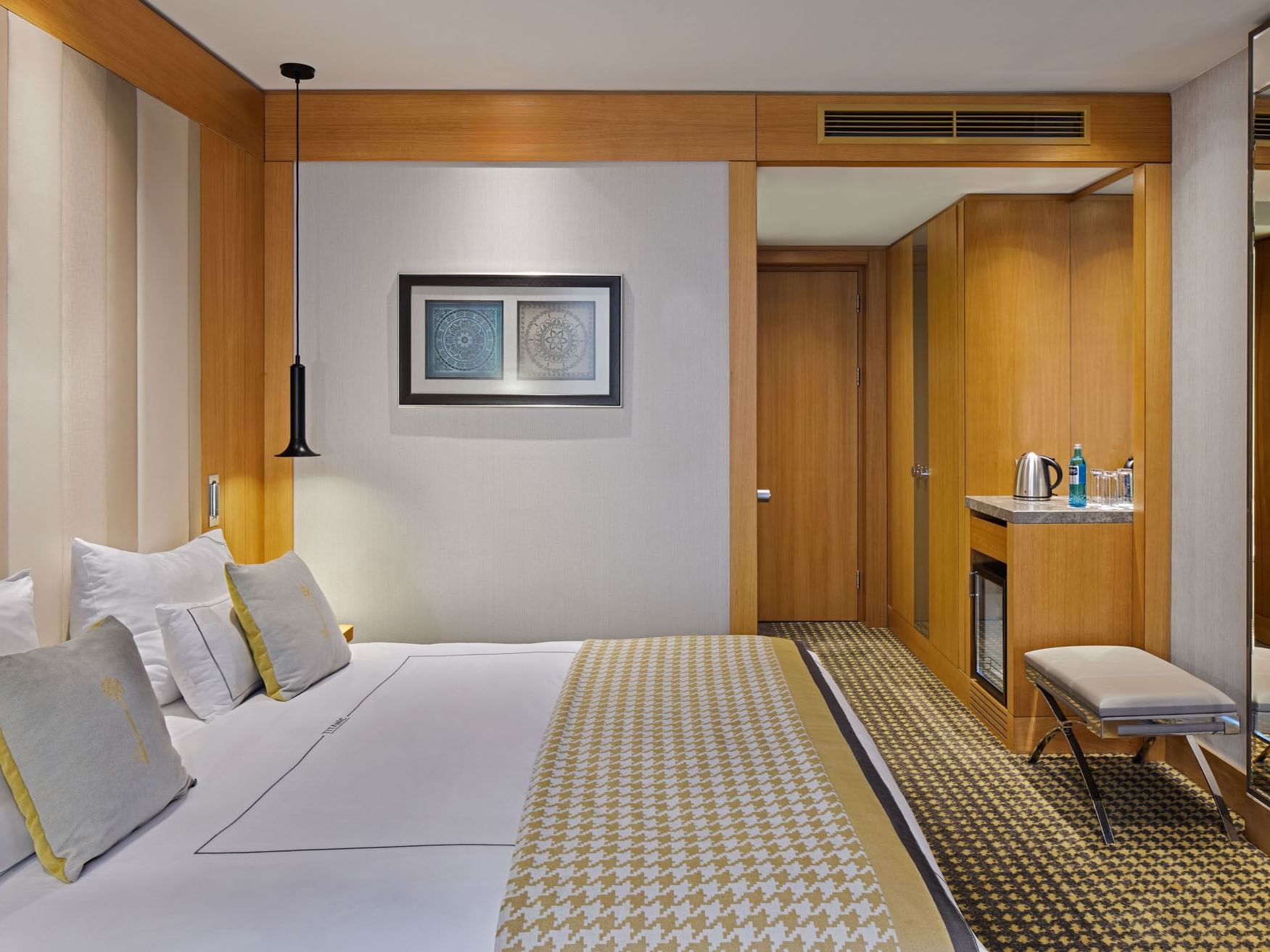 Geräumiges Zimmer mit großem Bett, eleganter Einrichtung und stilvollem Bad – Titanic Chaussee Berlin.