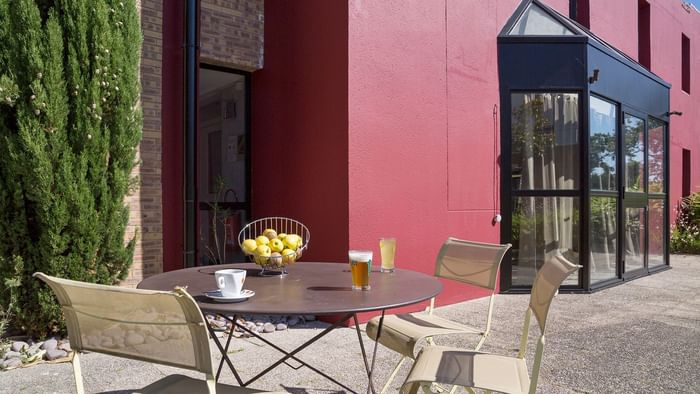 An outdoor dining area at Hotel Novella Confort Nantes East