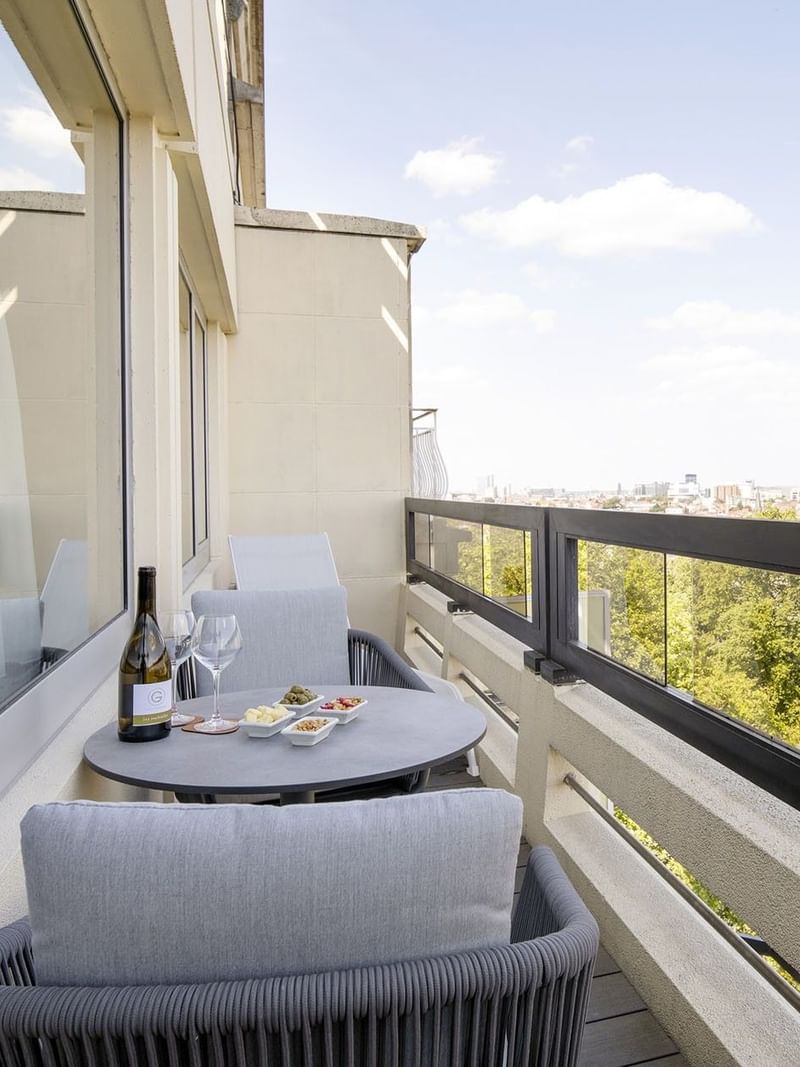 Balkon met uitzicht op de stad en zitgelegenheid buiten bij Hotel Barsey by Warwick in Brussel.