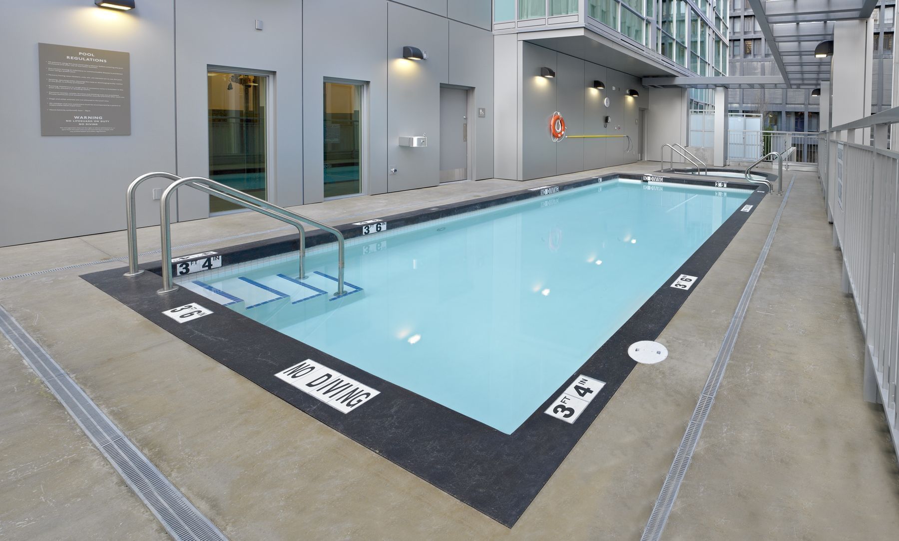 Coast Coal Harbour Vancouver Hotel - Pool