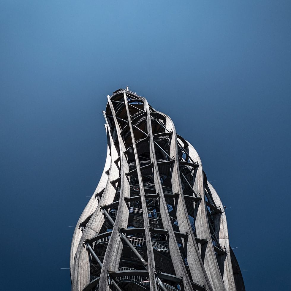 Pyramidenkogel Tower under a clear blue sky near Falkensteiner Schlosshotel Velden