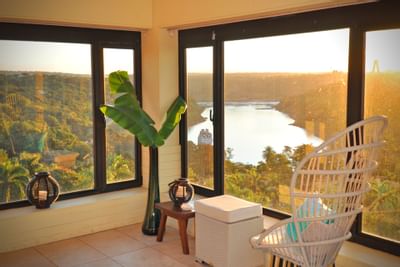 Interior de un vestíbulo con vista al río en Panoramic Grand