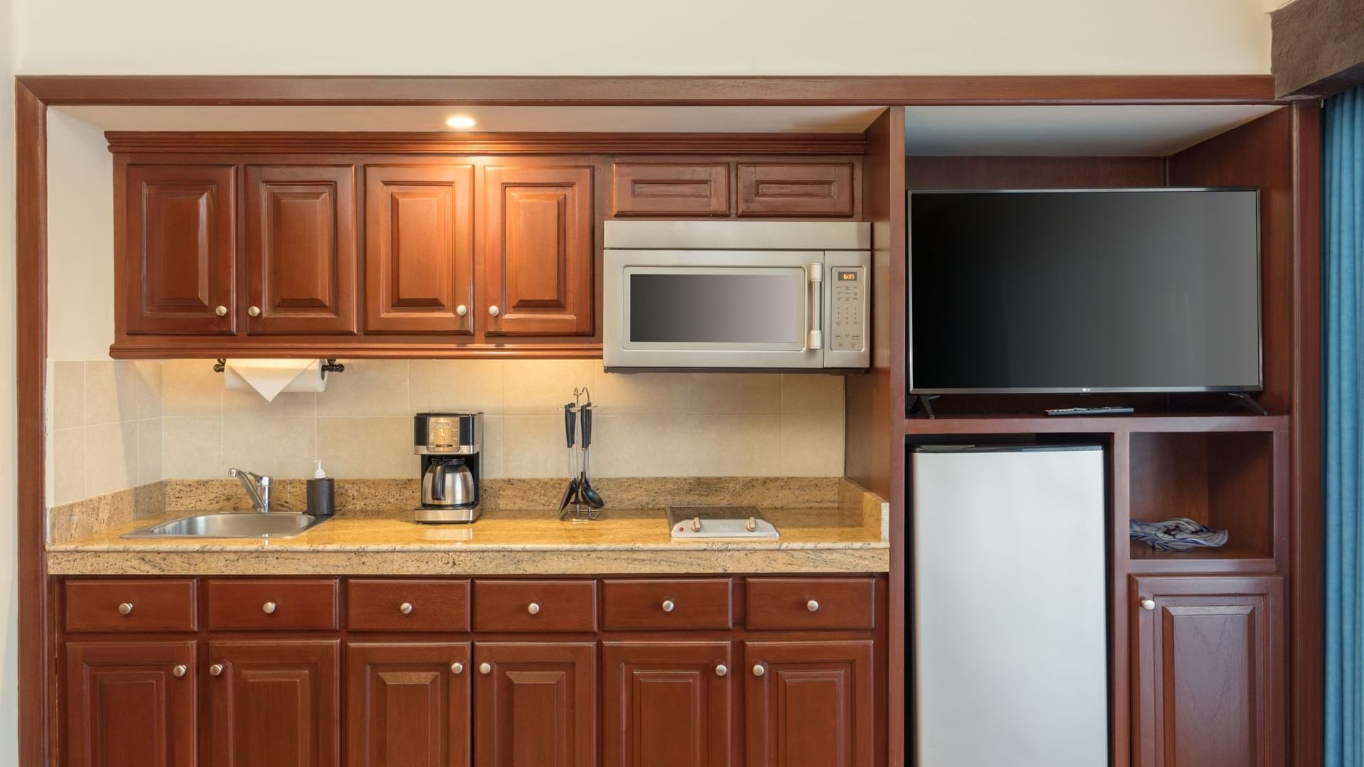 Cozy Studio featuring two queen beds modern furnishings and flat screen TV offering comfort at Hacienda Del Mar Los Cabos.