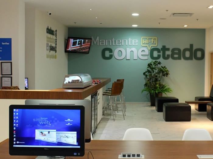 Centro de negocios con zona lounge en One Hotels