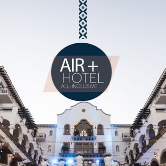 Entrada decorada de hotel con personal en traje típico, promoviendo ofertas de Invierno en Paquete Avión.