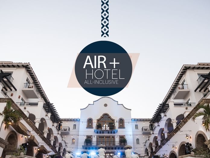 Entrada decorada de hotel con personal en traje típico, promoviendo ofertas de Invierno en Paquete Avión.