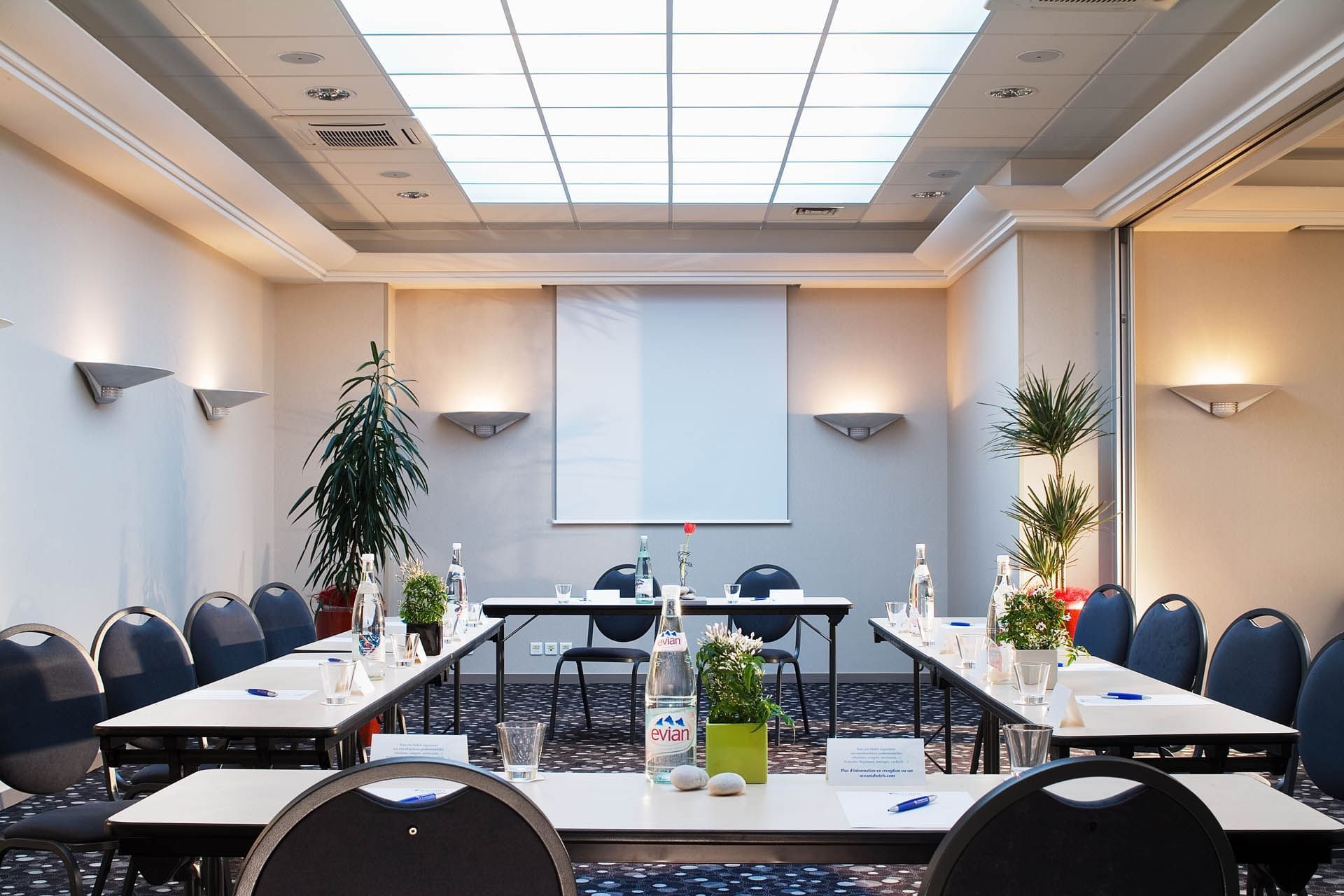 Configuration de conférence dans la salle de réunion à Oceania Brest Centre