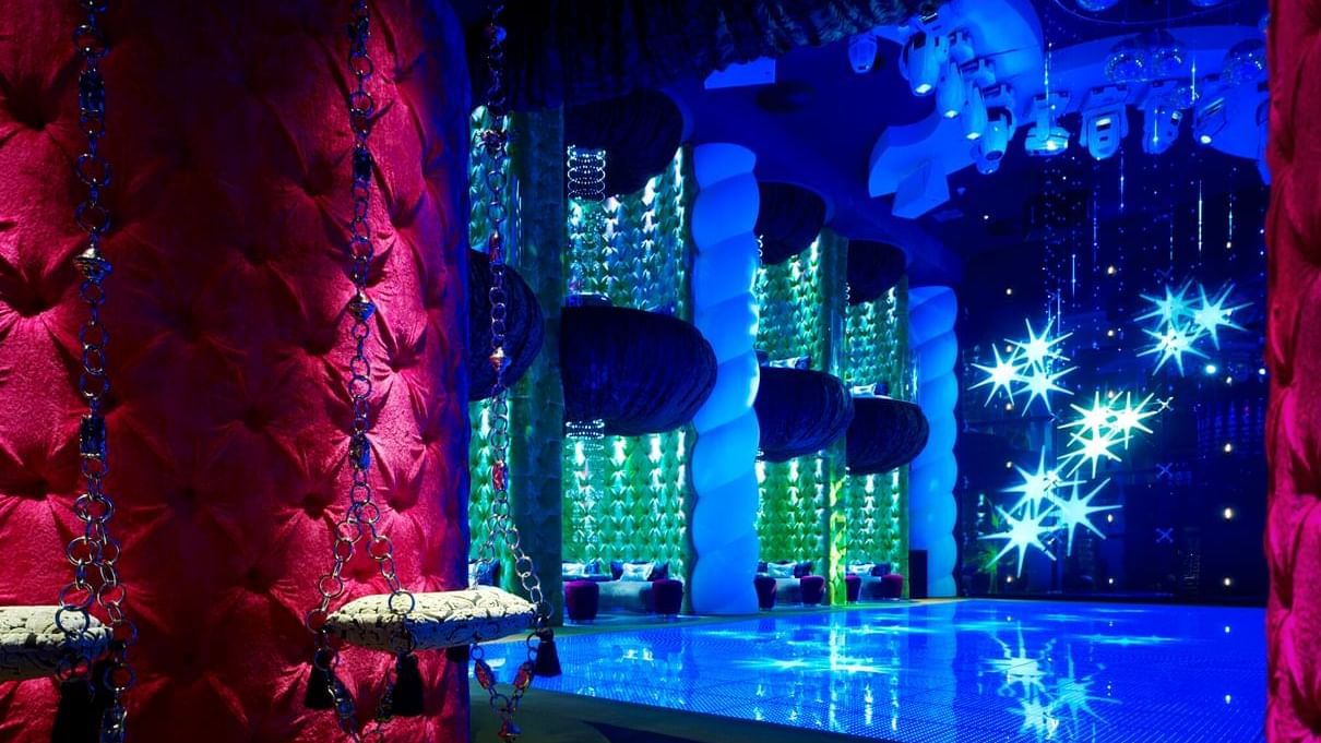 Ein Schaukelstuhl neben einer beleuchteten Bühne im Monkey Night Club im Titanic Mardan Palace
