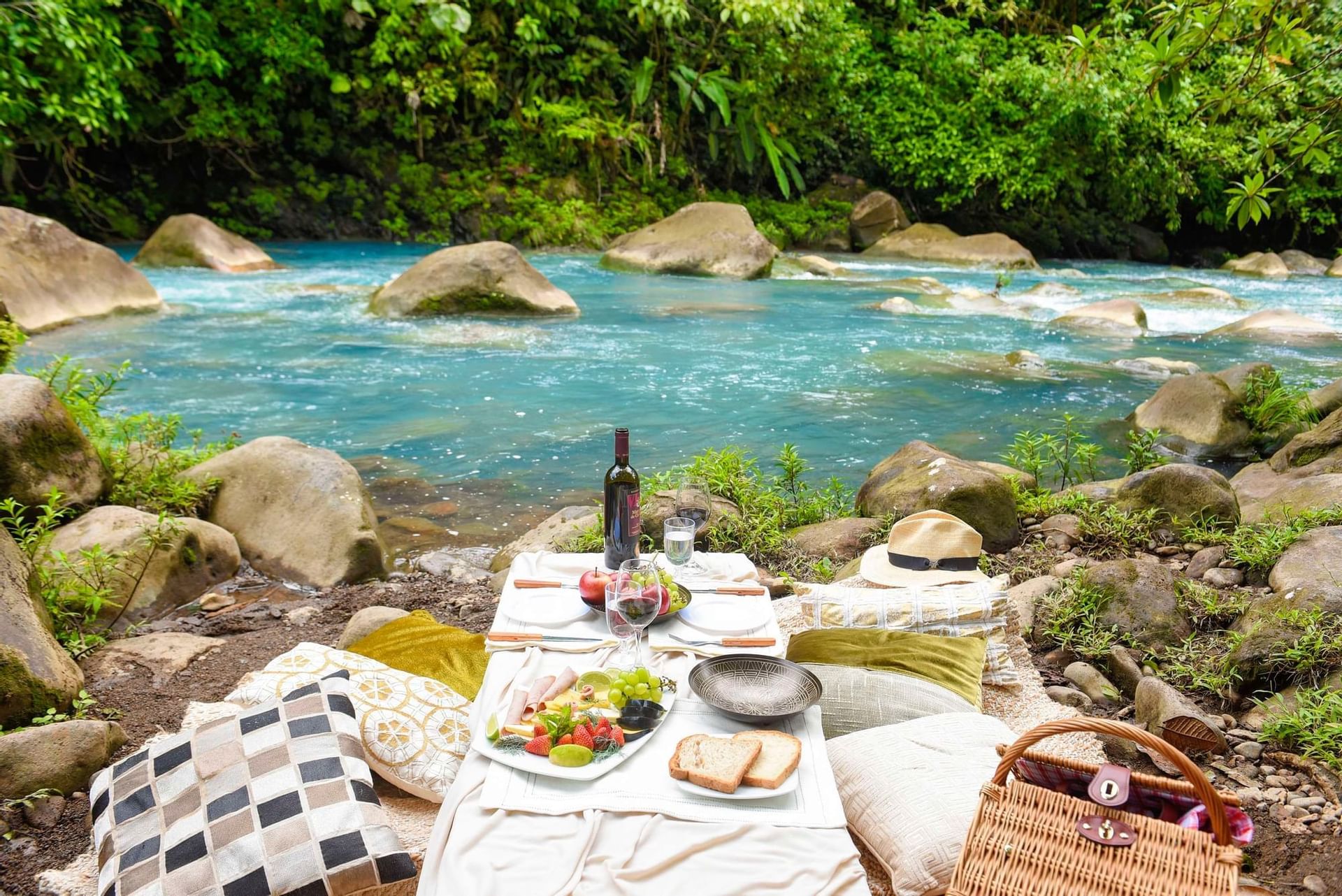 Breakfast near the river at Rio Celeste Hideaway