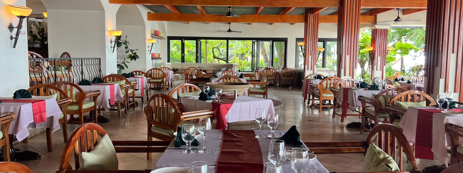 Dining room at Pappagallo restaurant in Warwick Fiji Resort and Spa, Korolevu