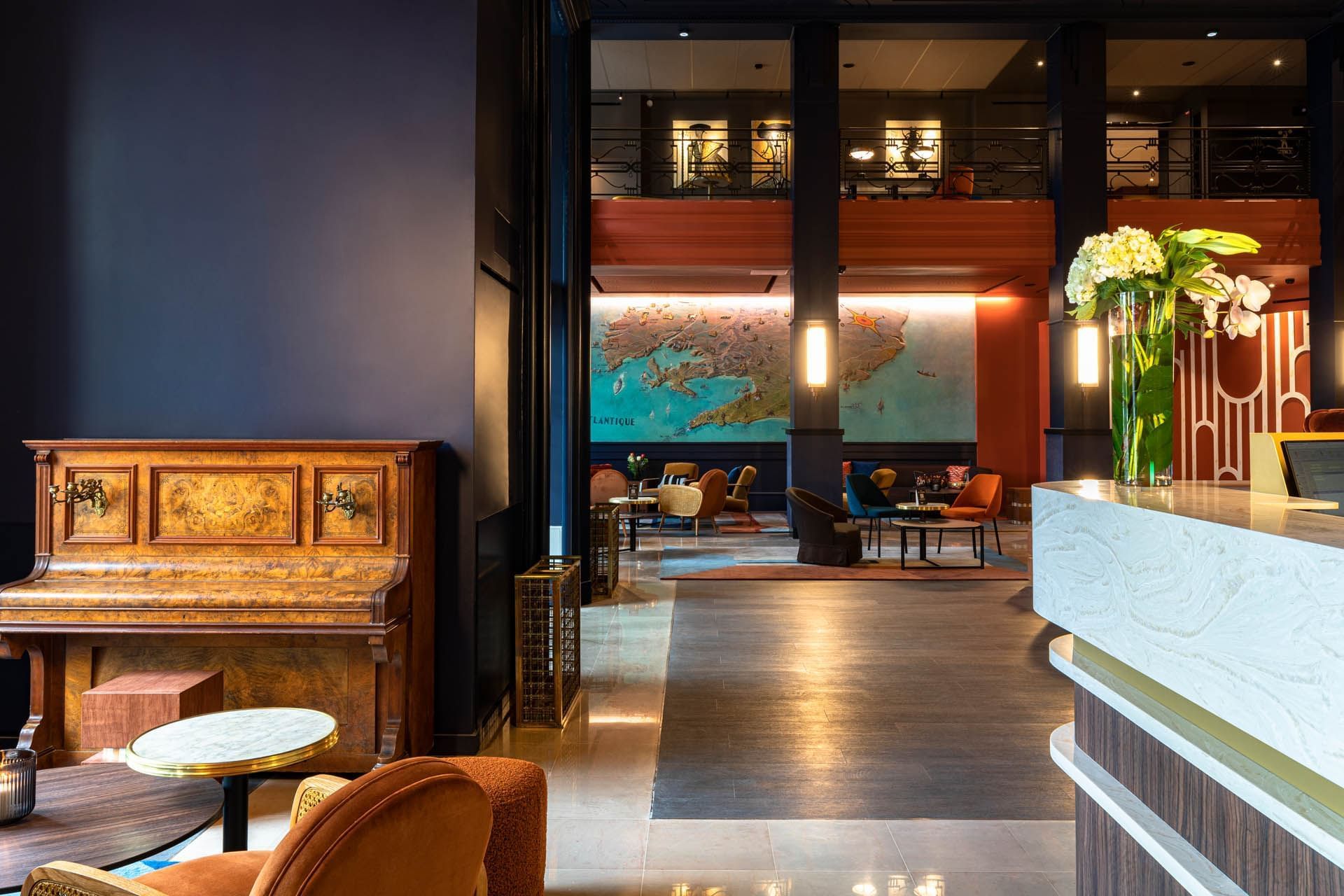 Espace salon dans le hall à l'Oceania Le Conti Brest