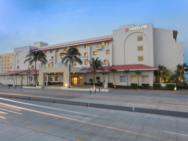 Front Exterior view of the F.I Veracruz Boca del Río & streets