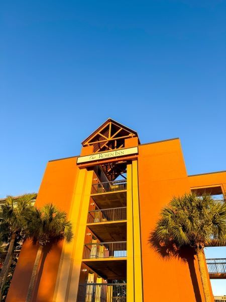 An image of the facade of Rosen Inn Lake Buena Vista at golden hour. 