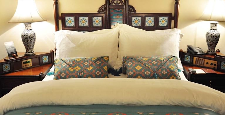 Queen bed in The Deluxe Room at Faisalabad Serena Hotel