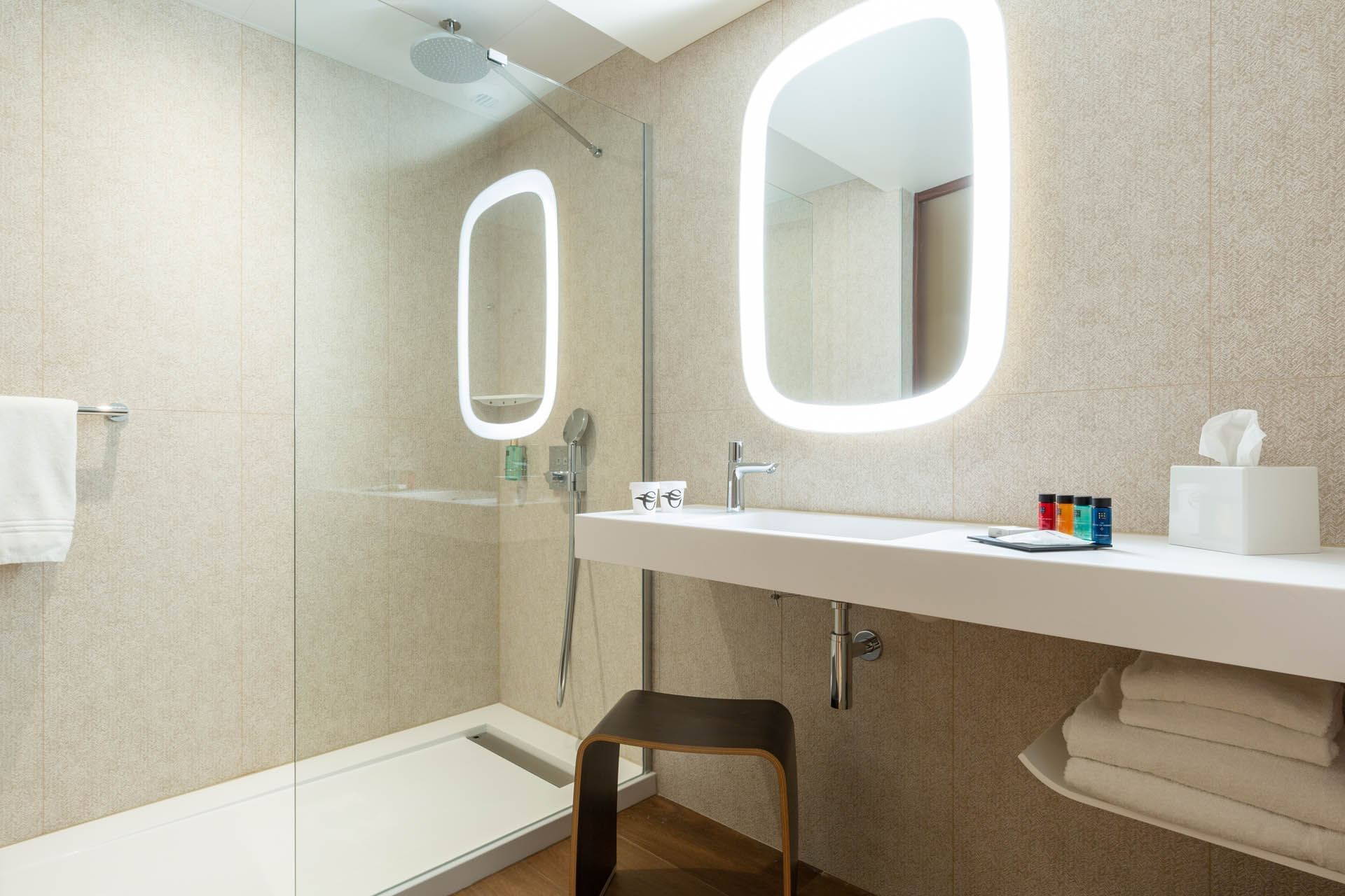 Lavabo avec coin douche à l'Oceania Paris Porte de Versailles