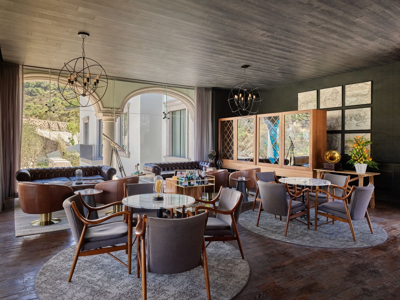 Tables with an outdoor view in Bar Casa Dragones, La Colección