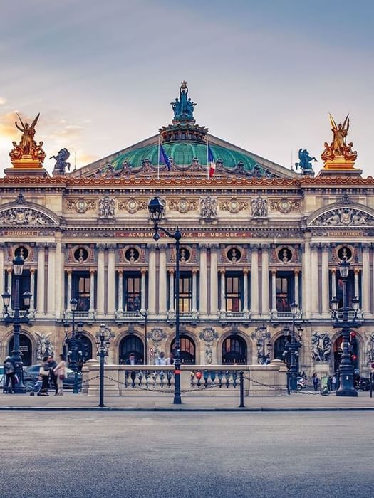 Extérieur du Palais Garnier près de l'hôtel Warwick Paris Champs-Élysées