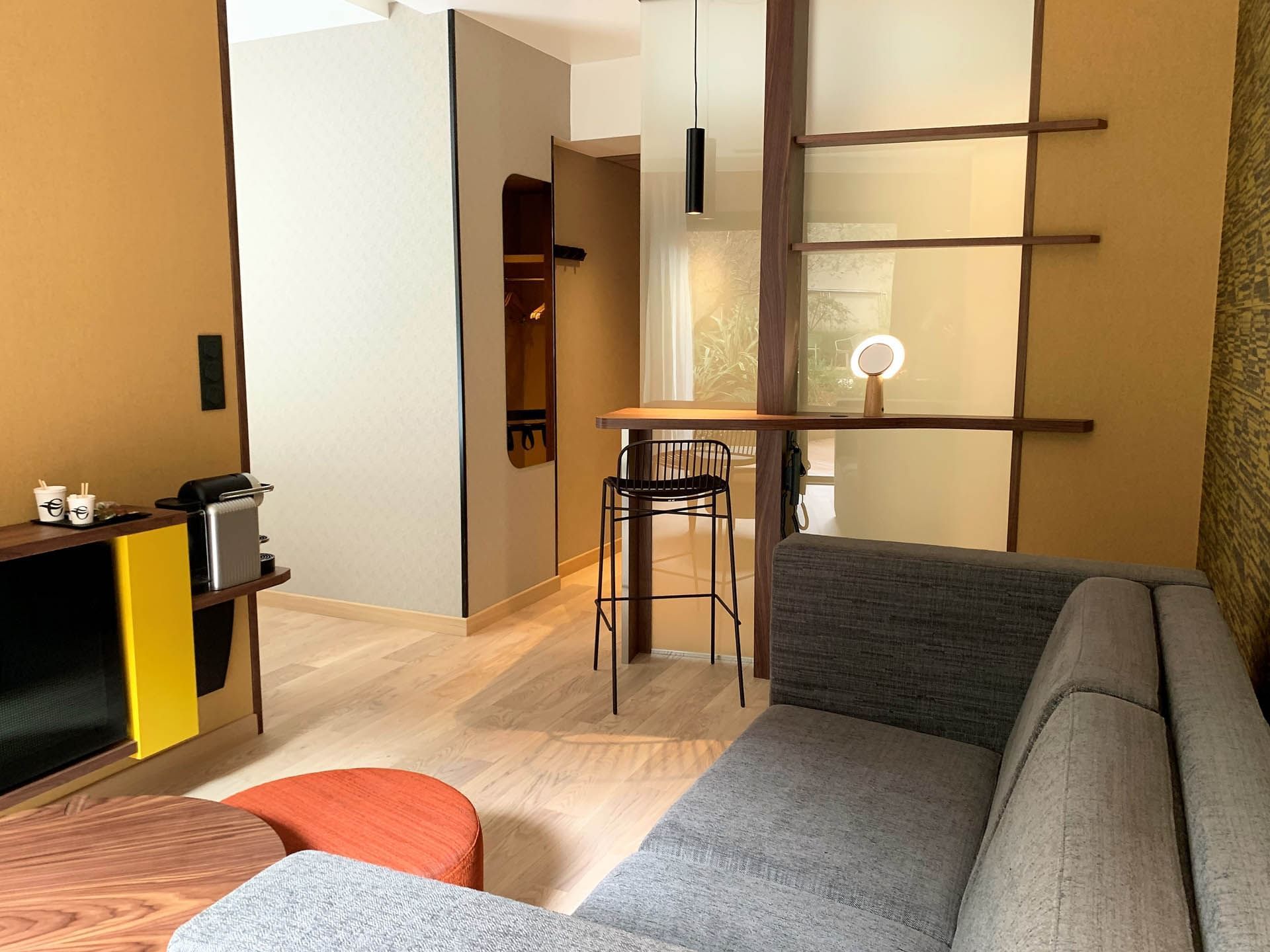 Canapé dans la Suite Terrasse à l'Oceania Paris Porte de Versailles